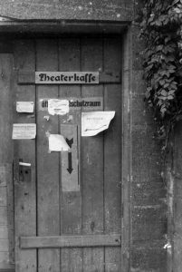 Improvisierte Theaterkasse des Schillertheaters in der Bismarckstraße, um 1945
